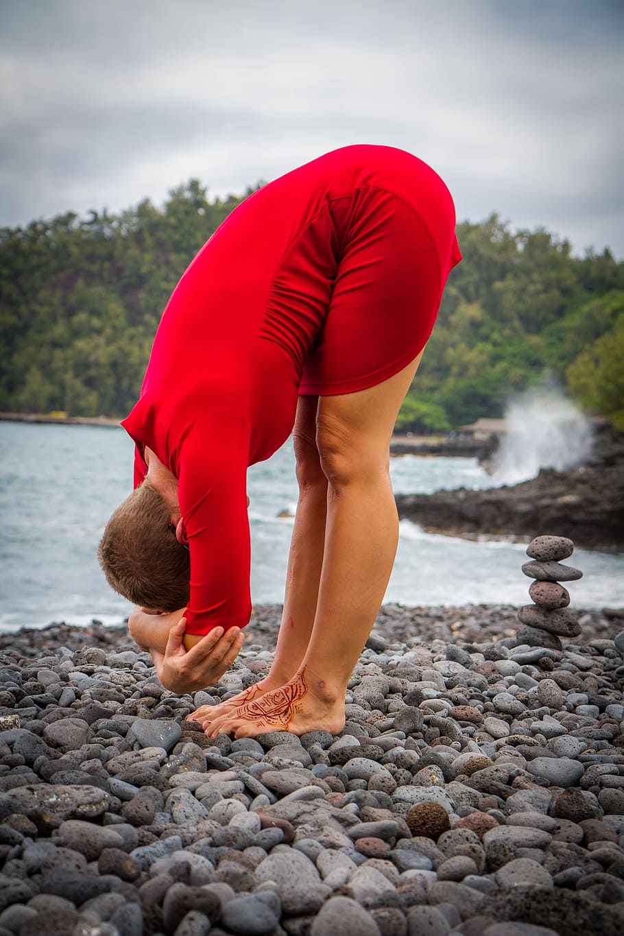 chakra, yoga, red, forward fold, black rock beach, hawaii hana bay HD wallpaper