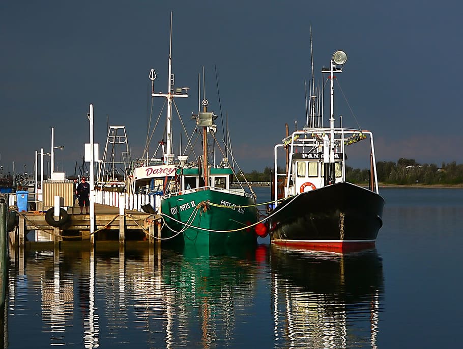 boats, dock, ships, vessels, water, ocean, reflection, evening HD wallpaper