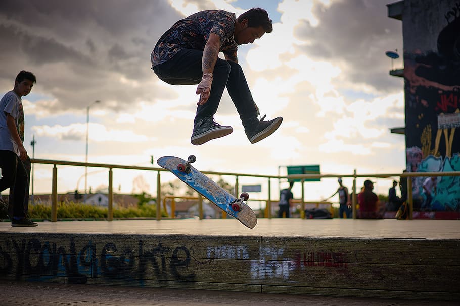 man jumping on skateboard, Fly, Sky, stunt, skateboarding, skateboard Park, HD wallpaper