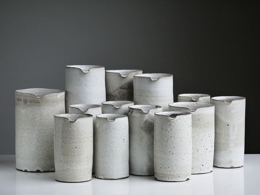 white ceramic vase lot, white ceramic vase and pitchers, pottery HD wallpaper
