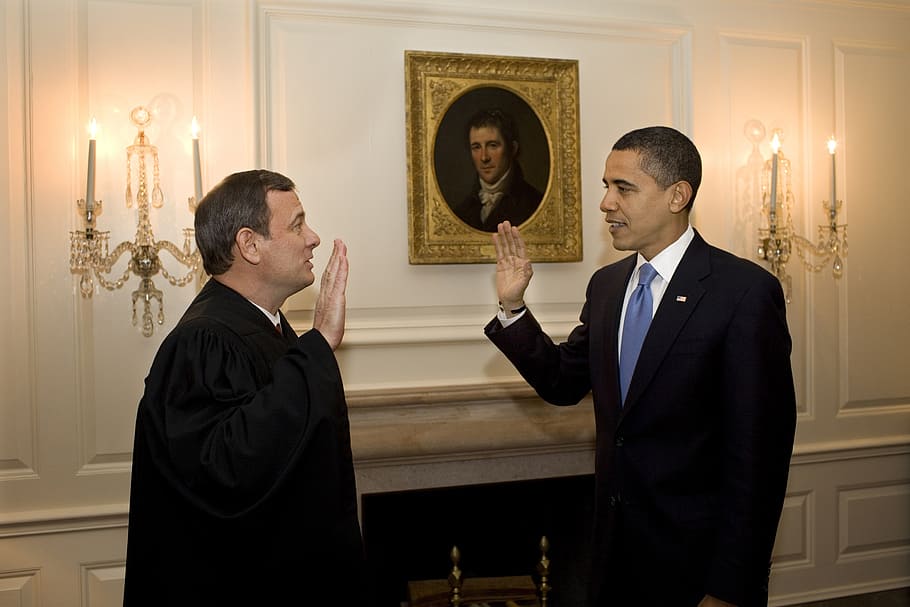 Barack Obama in front of man, john g roberts jr, cj, administers the oath, HD wallpaper