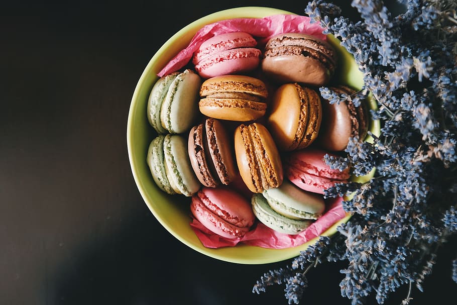 shallow focus photography of French macaroons, food, cake, sweets HD wallpaper