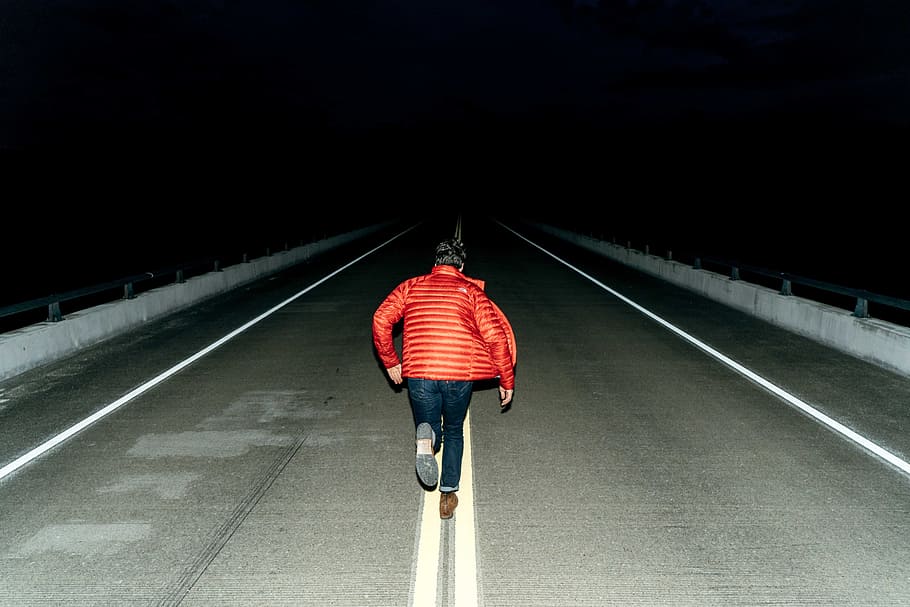 man running on road during night time, person running on gray road at nighttime, HD wallpaper