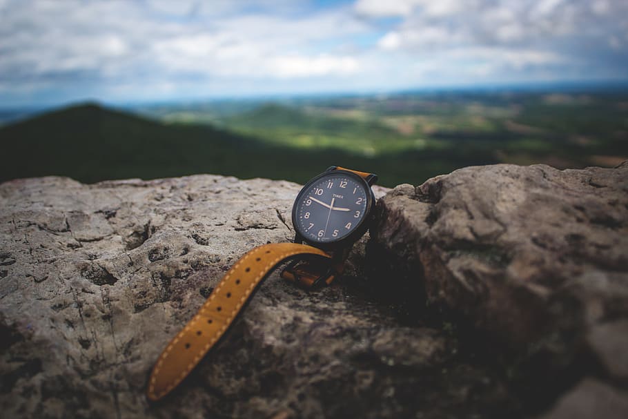 round black analog watch on stone, round black and brown analog watch on brown rock HD wallpaper