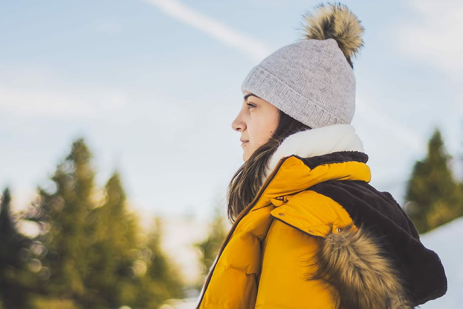 woman wearing gray bubble hat, woman in yellow bubble jacket under blue sky HD wallpaper