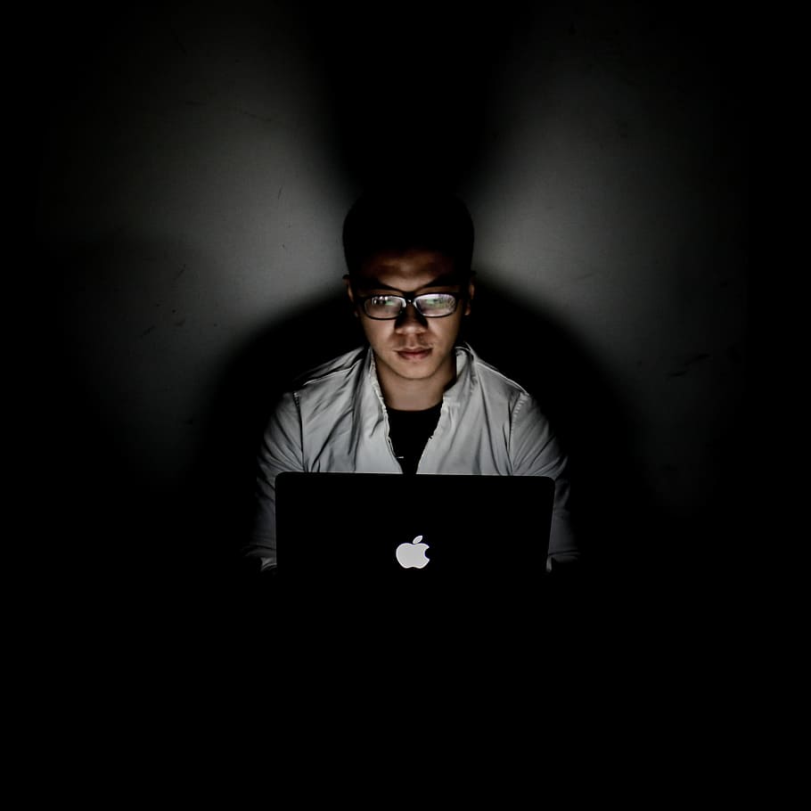 man using MacBook, portrait, laptop, glasses, black and white HD wallpaper