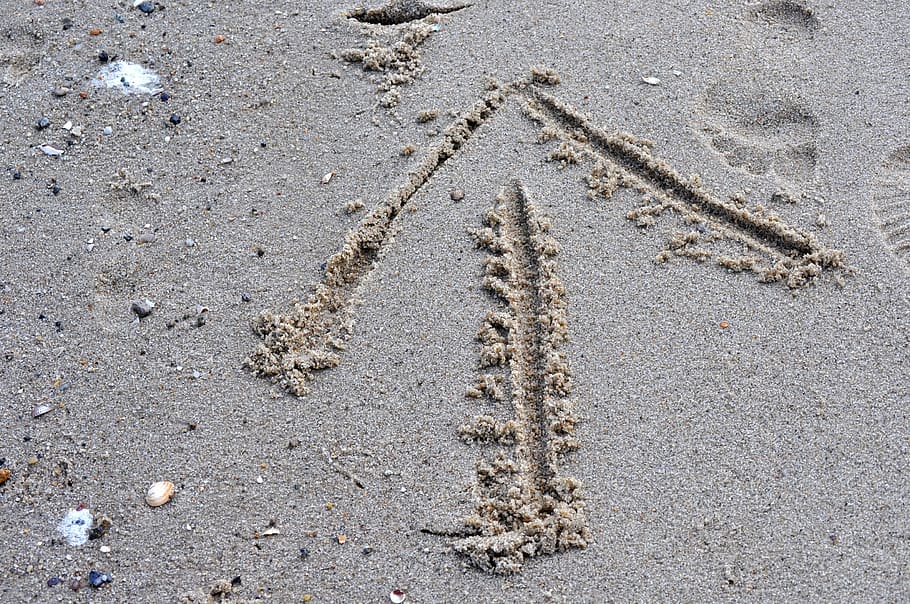 arrow drawn on sand, beach, footprint, reprint, direction, summer holiday HD wallpaper