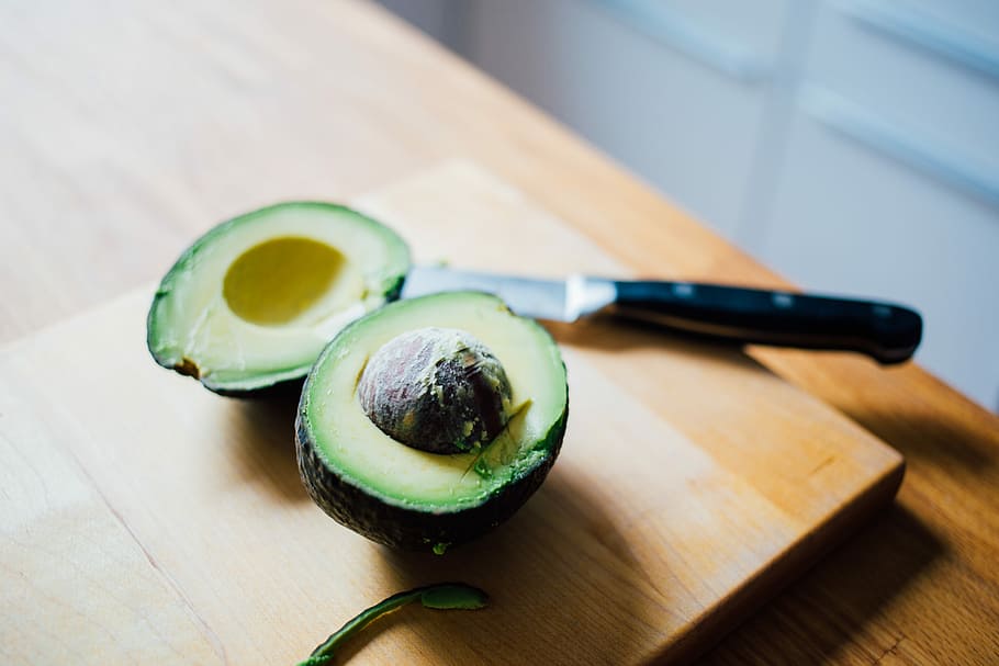 Making an avocado toast, selective focus photography of sliced avocado HD wallpaper