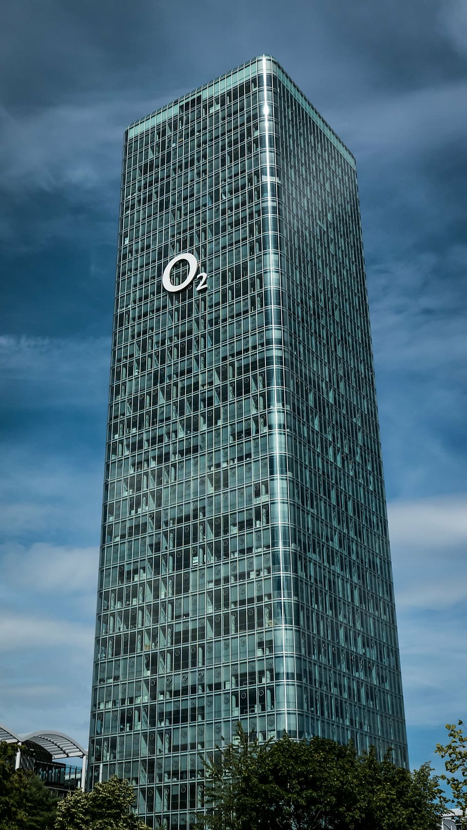 glass building under blue sky photography during daytime, hochhaus uptown münchen, HD wallpaper