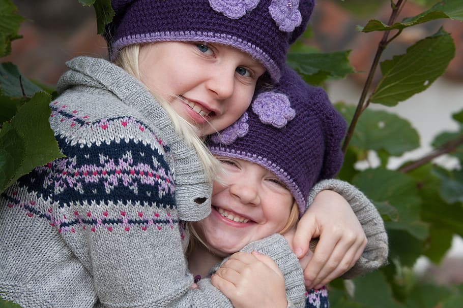girls in grey and black sweaters while hugging each other, children HD wallpaper