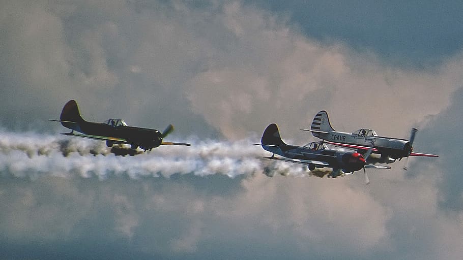three planes at the air show, three biplanes flying while releasing smokes HD wallpaper