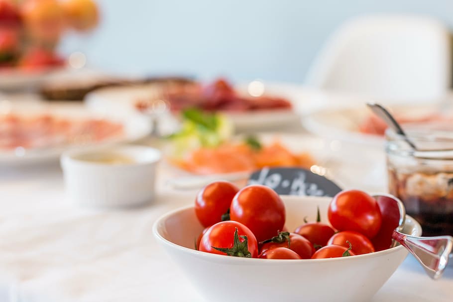 red tomato on white ceramic bowl, brunch, breakfast, tomatoes HD wallpaper