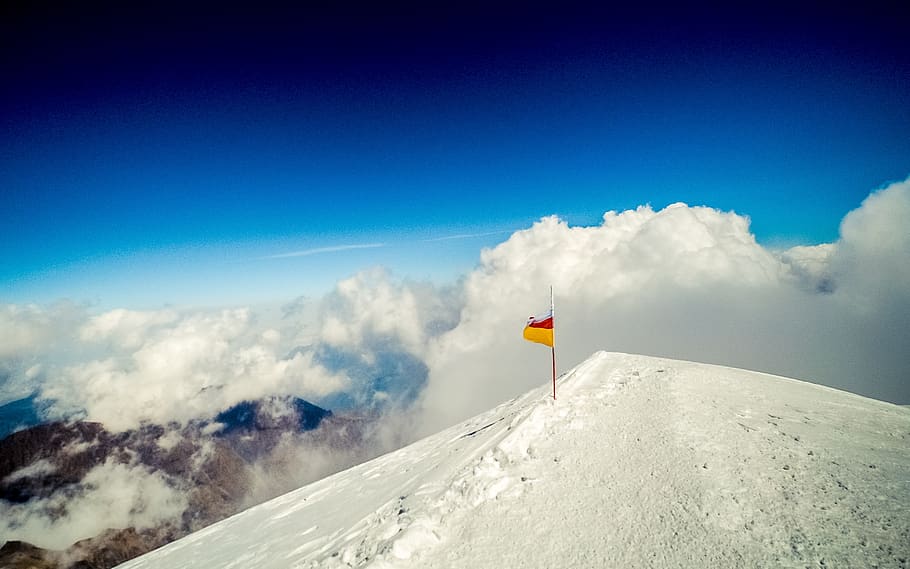 Mount weather. Пейзаж флаг. Облачные флаги в горах. Облачный флаг.