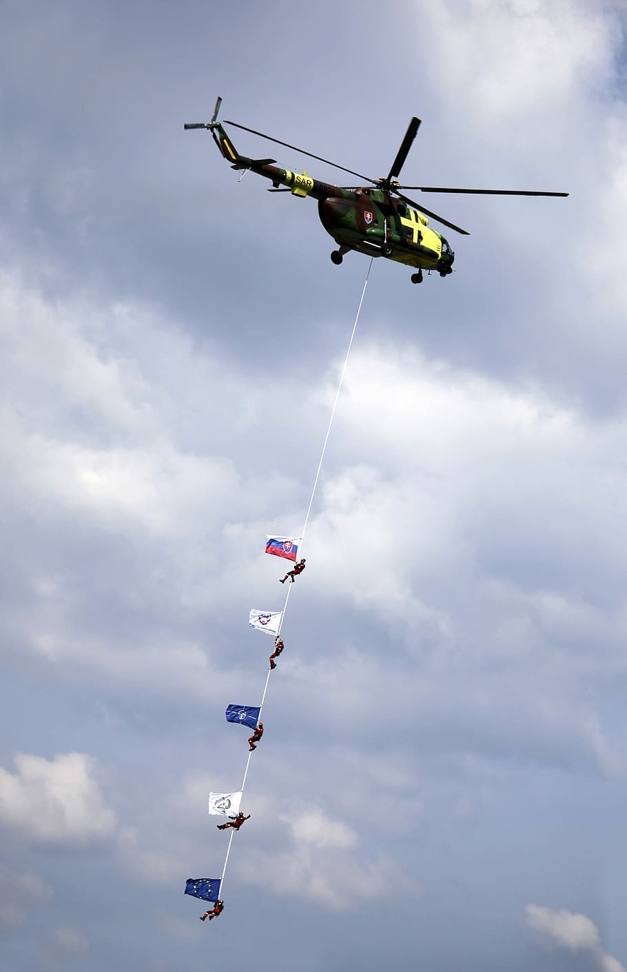 Helicopter, Rope, Flags, Skydivers, the sky, airshow, sliač HD wallpaper