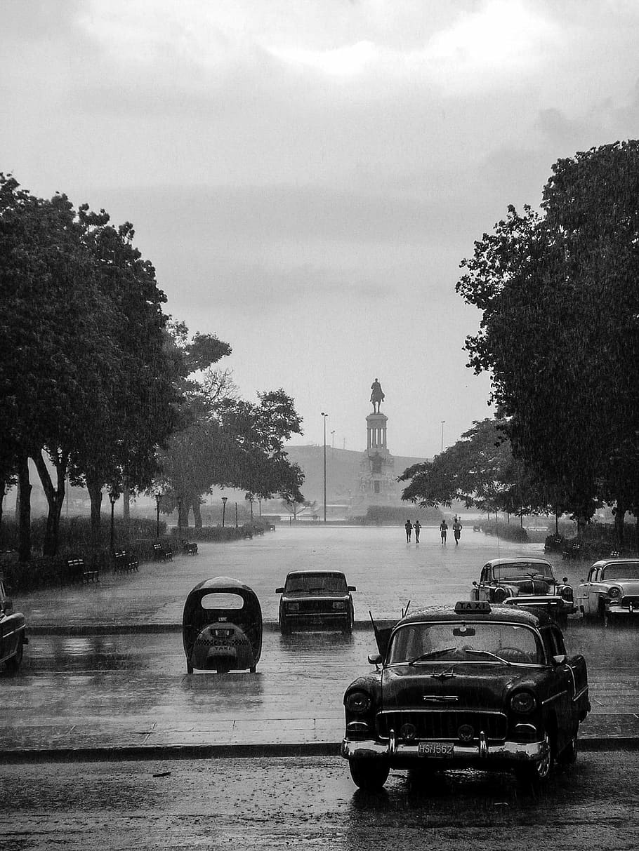 vehicles on road while raining, cuba, thunderstorm, auto, black and white HD wallpaper