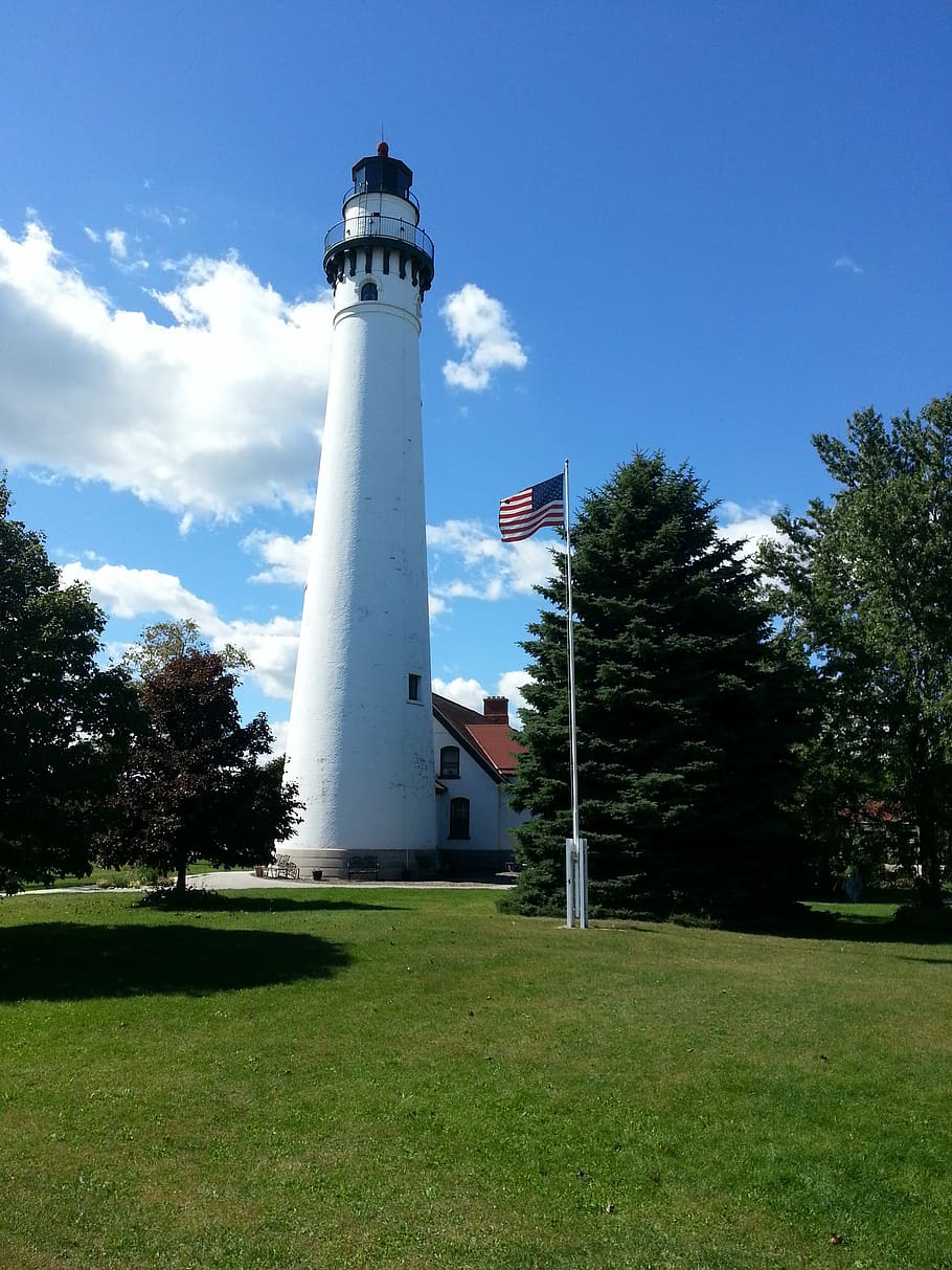 Lighthouse, Lakes, Wisconsin, flag, grass, architecture, day HD wallpaper