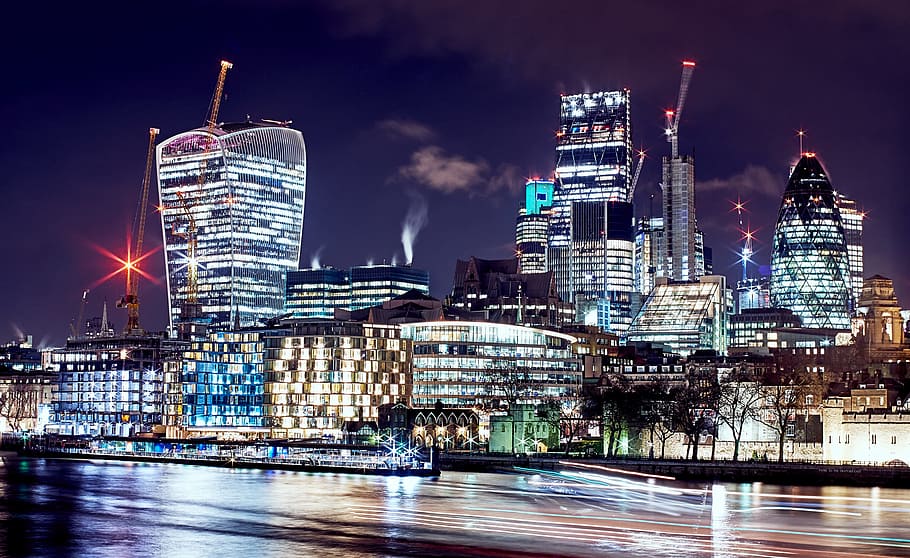 photo of city lights, timelapse photography of vehicles on road near city with lights HD wallpaper