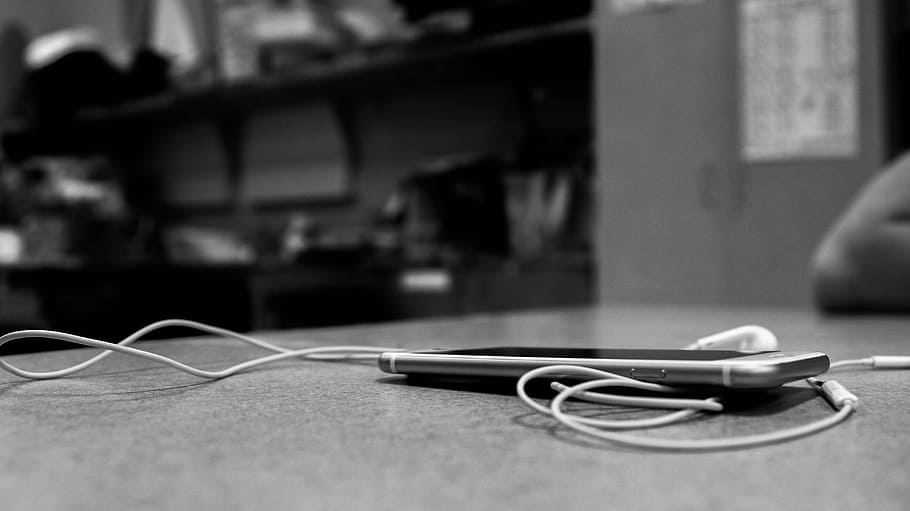 smartphone and earphones on the table, computer, technology HD wallpaper