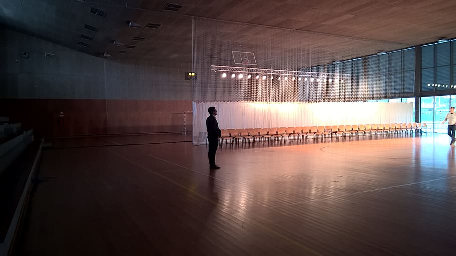 person standing in stadium, man standing inside basketball court HD wallpaper