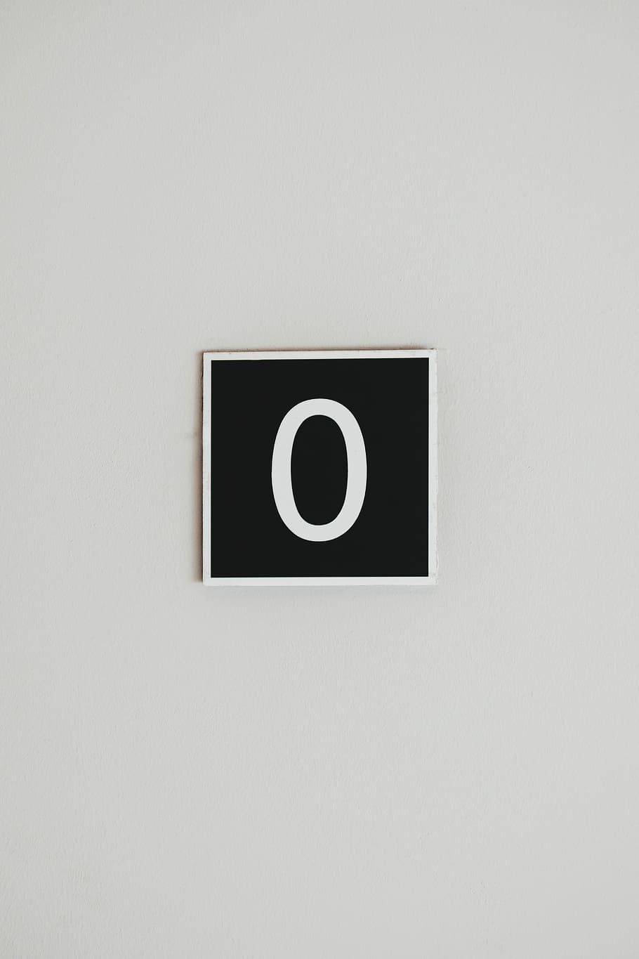number Zero wall signage, number 0 board on white surface, black HD wallpaper