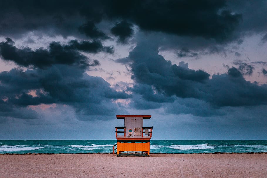 brown and white wooden table on shore, lifeguard cabin under blue sky HD wallpaper
