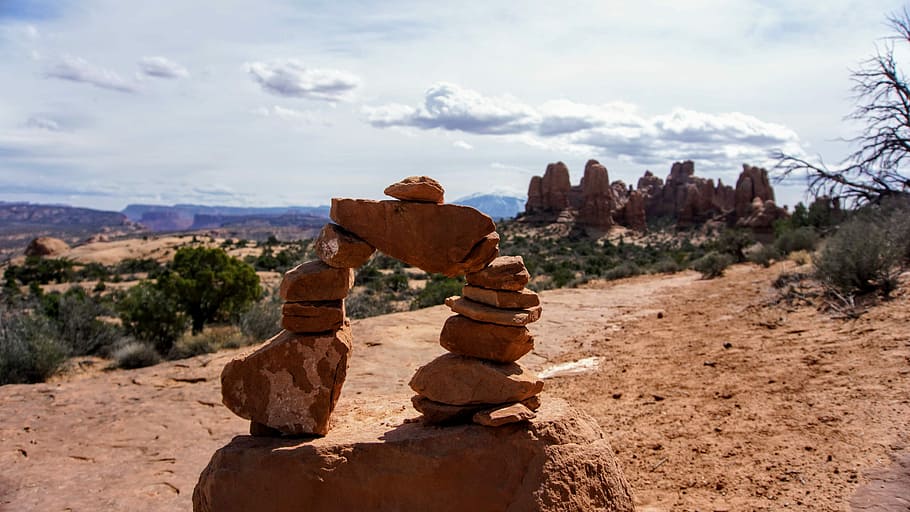 brown stone formation during daytime, stone arch on top of boulder HD wallpaper