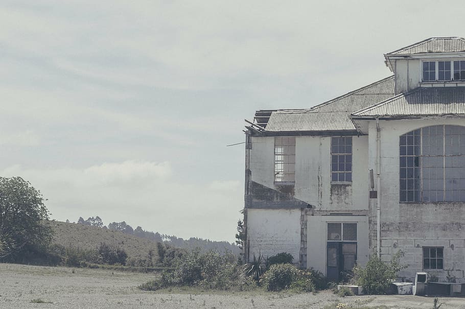 2-storey white building on gray soil during day time, architecture HD wallpaper