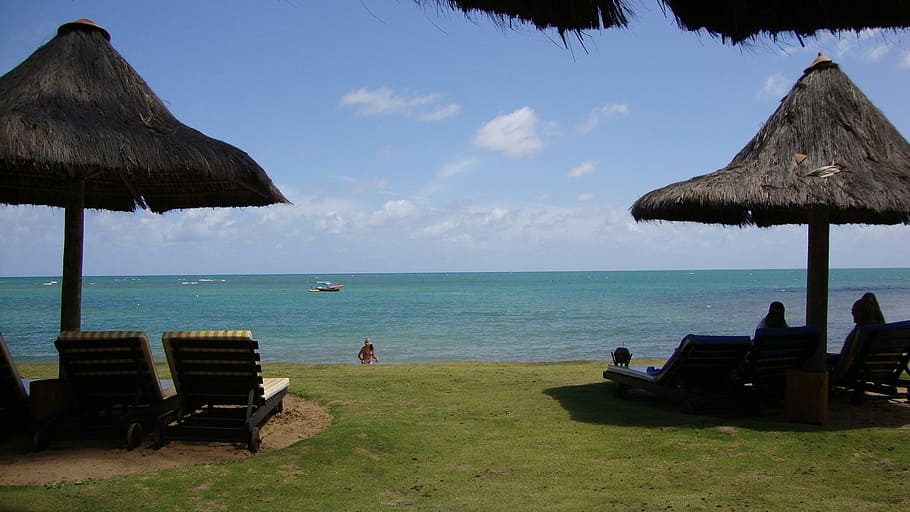 mar, beach, beira mar, sea, water, sky, thatched roof, land HD wallpaper