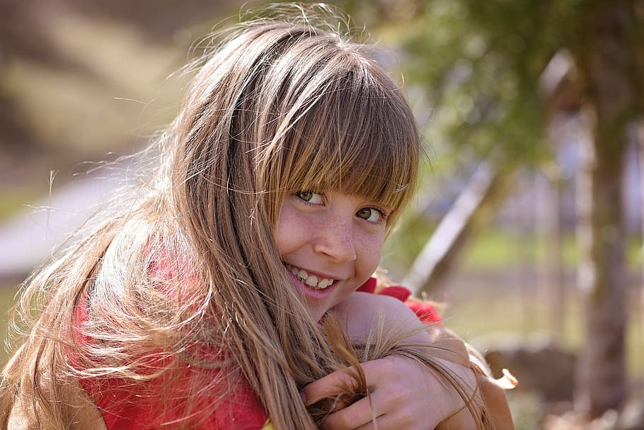 closeup photo of girl resting chin on her knee, human, child, HD wallpaper