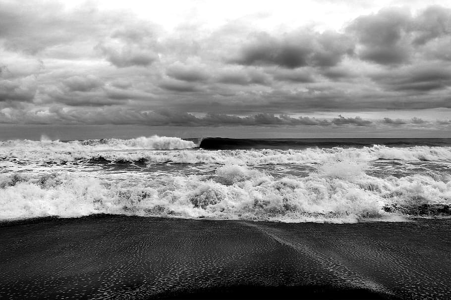 grayscale photo of seawaves under cloudy sky, shore, ocean HD wallpaper