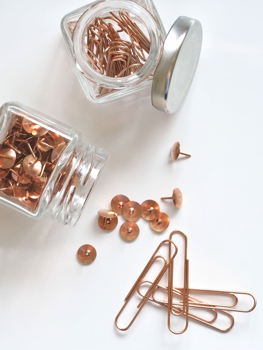brass thumbtacks and paper clips, gold thumb tacks lot, copper HD wallpaper