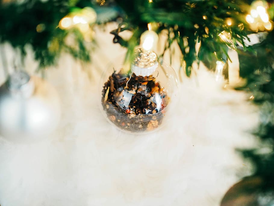 shallow focus of glass bottle, shallow focus photography of bauble HD wallpaper