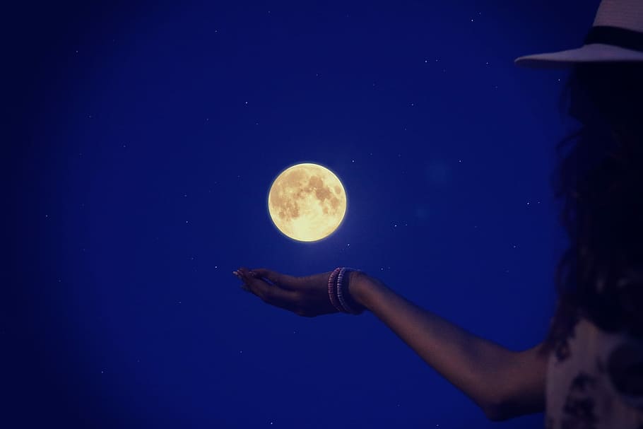 woman in white dress and white hat with a background of full moon HD wallpaper