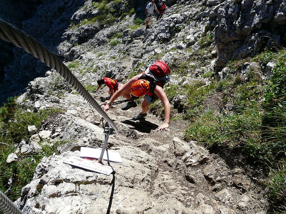man doing rock climbing during daytime, climbing platform system HD wallpaper