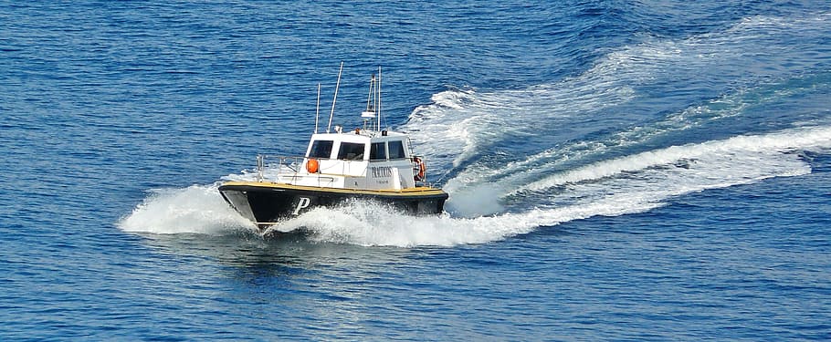 white and black police boat in the middle of body water, Boot HD wallpaper