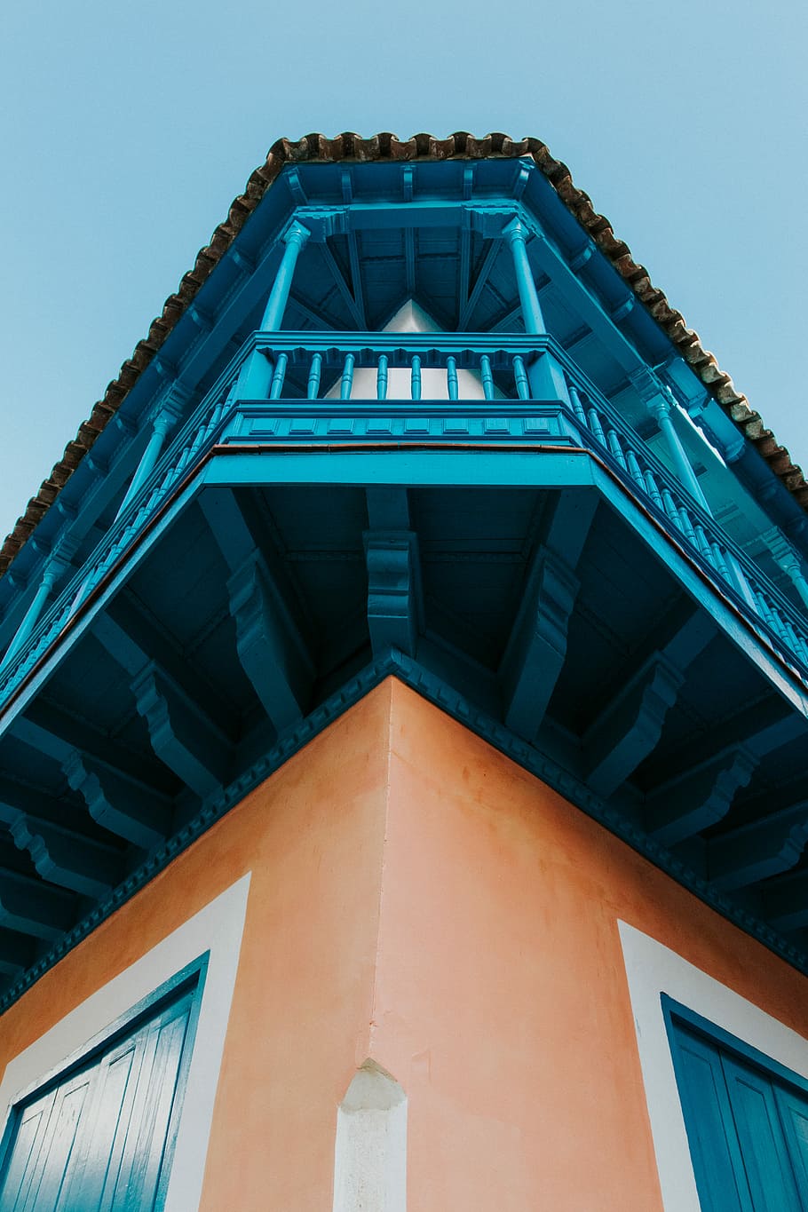 brown and blue two-storey building, worm's-view photo of teal and orange painted house HD wallpaper