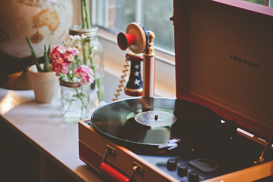 Crosley turntable near candlestick phone beside pink clustered flowers in clear glass mason jar, HD wallpaper