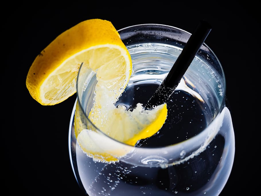 clear drinking glass with slice lemon, water, reflection, water bubbles HD wallpaper