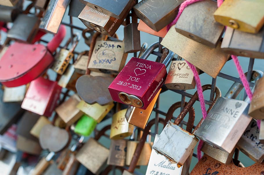 love lock fence, padlocks, couples, promises, bridge, in love HD wallpaper
