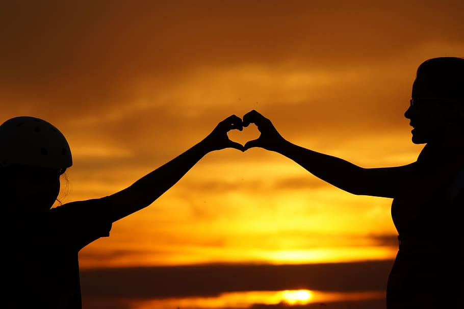 silhouette photography of people doing heart hand sign during sunset, HD wallpaper