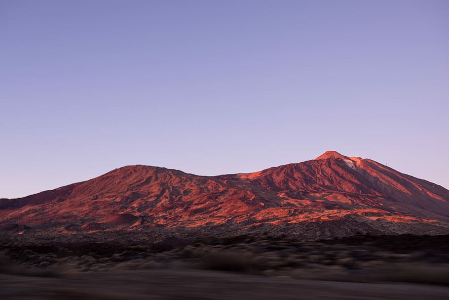 brown mountain under blue sky, brown mountain under white clouds and blue sky HD wallpaper