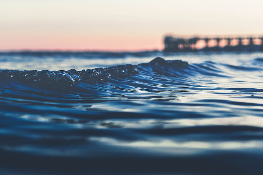 shallow focus photography of sea wave, selective photo of ocean wave with background of dock HD wallpaper