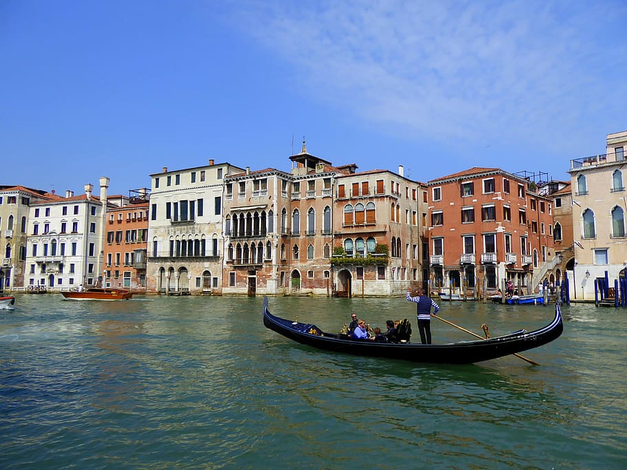 group of tourist riding gondola on Venice canal, canal grande, HD wallpaper