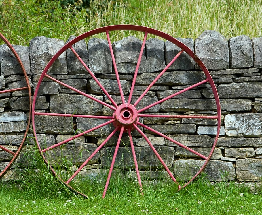 wagon wheel, old, red, leaning, wall, stone, stone wall, outdoors HD wallpaper