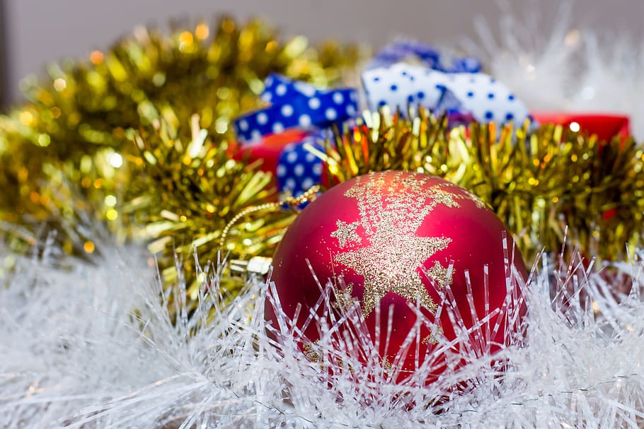 close-up photo of red bauble and yellow tinsel, christmas presents, HD wallpaper