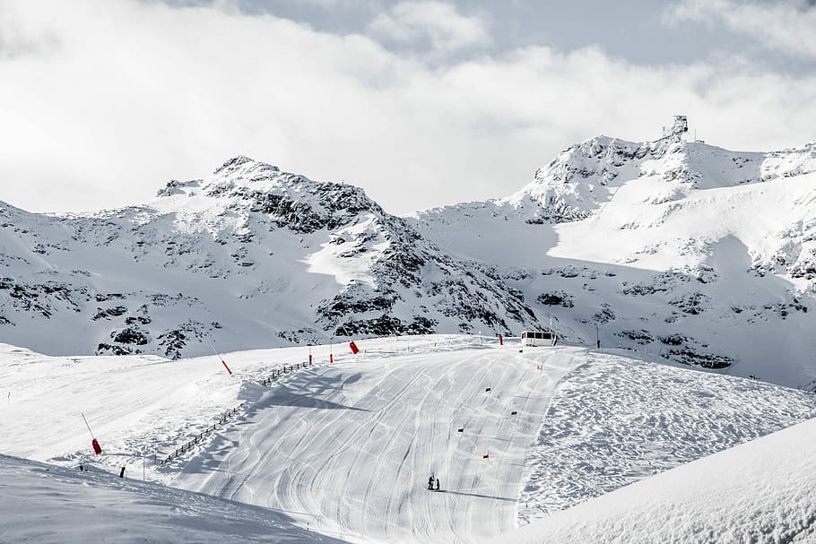 snowfield during daytime, mountains cover with snow, winter, skiing HD wallpaper