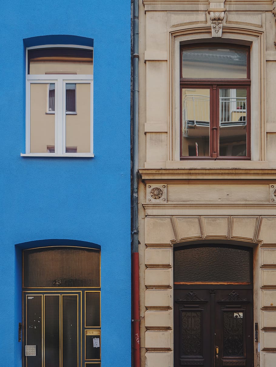 brown wooden door, blue and beige houses, concrete, establishment HD wallpaper