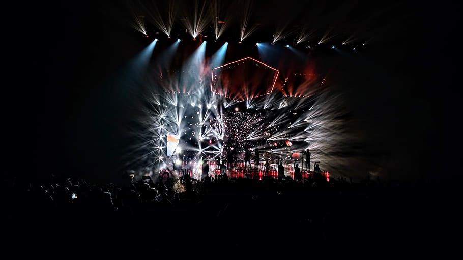 group of people standing in stage, untitled, performance, night HD wallpaper