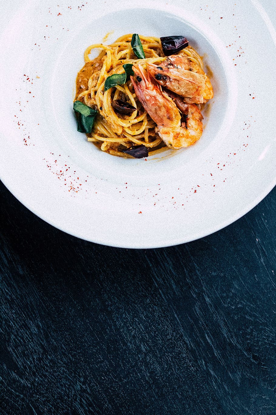 shrimp pasta in white bowl, pasta in white ceramic plate, food