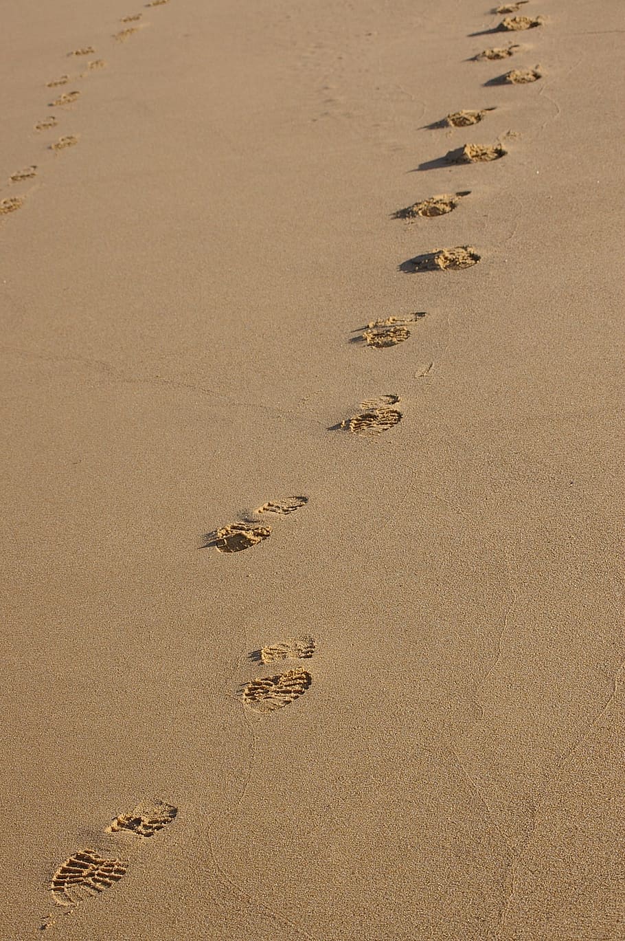 Текст следы на песке. Следы на песке. Следы на песке у моря. Следы на пляже. Пляж песок.